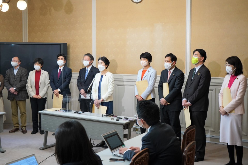 法案提出後に記者団に説明する早稲田議員(中央) 20210208 122139_01.JPG