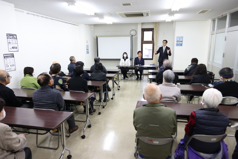 市川市内での車座集会。守屋貴子・県議候補予定者も同席 20230325_154154_rez.JPG