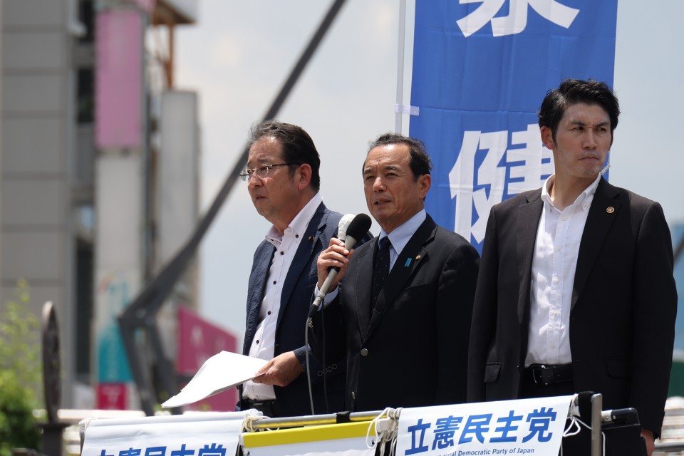マイクを握る庄野昌彦県議 20240704_120325_rez.JPG