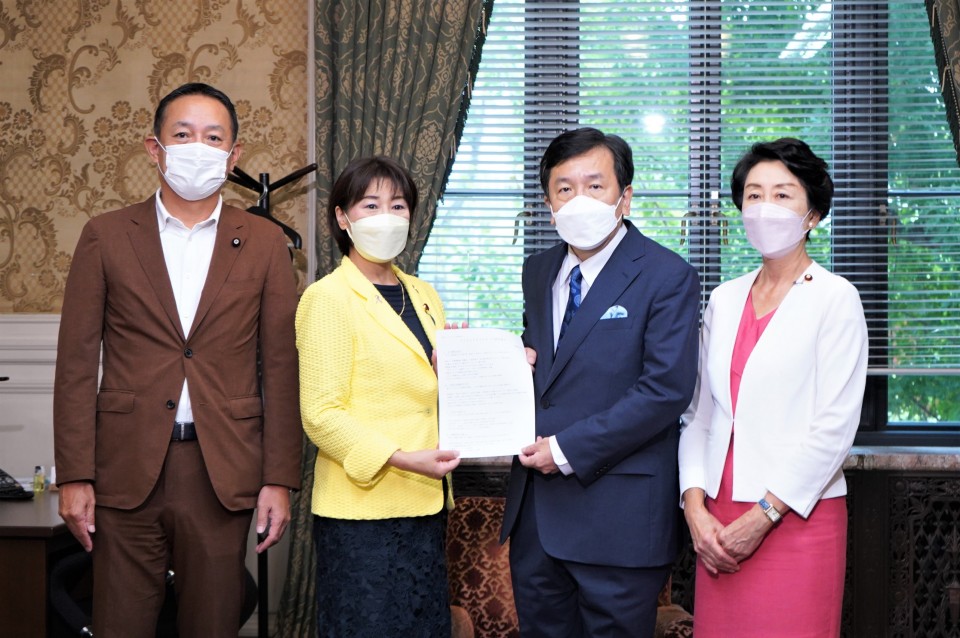 緊急提言を枝野代表に手交(左から斎藤嘉隆文部科学部会長、子ども・子育てPTの岡本あき子事務局長、枝野代表、早稲田夕季子ども・子育てPT事務局次長) DSC00920_20210917_3581.JPG