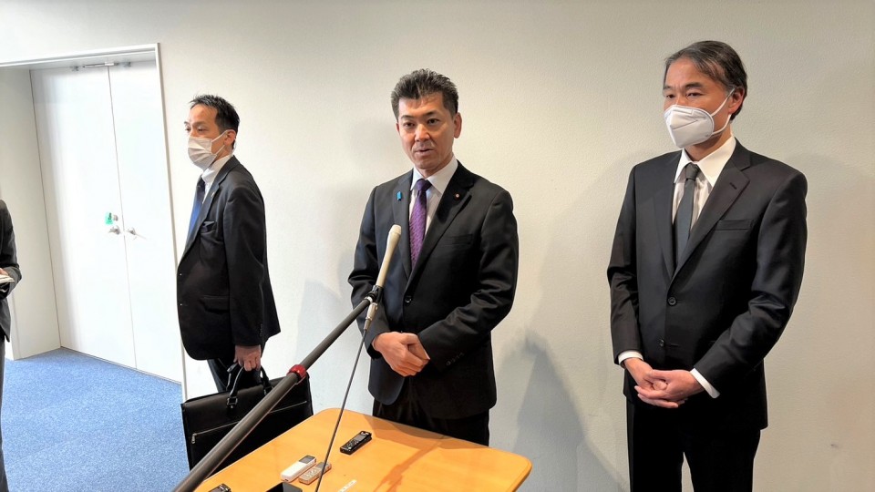 県連代表の徳永久志衆院議員と記者団の質問に答える泉代表 S__88768625 (2).jpg