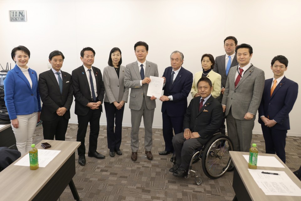 要望書を受け取る玄葉本部長ら 東日本大震災復興本部 玄葉光一郎 金子恵美 横沢たかのり 小熊慎司 山崎誠 吉田はるみ 岡本あき子 鈴木庸介 桜井周 馬場雄基