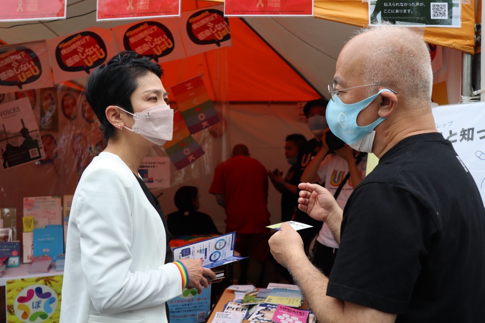 HIVに関する知識の普及活動について説明を受ける蓮舫議員 IMG_3007.JPG