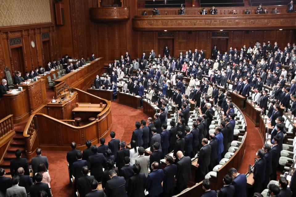 東京オリ・パラ組織委員会の森会長の女性蔑視発言への抗議の意を込め、有志議員が女性参政権運動の象徴とされる『白』を身に着け出席 20210209 133137.jpg