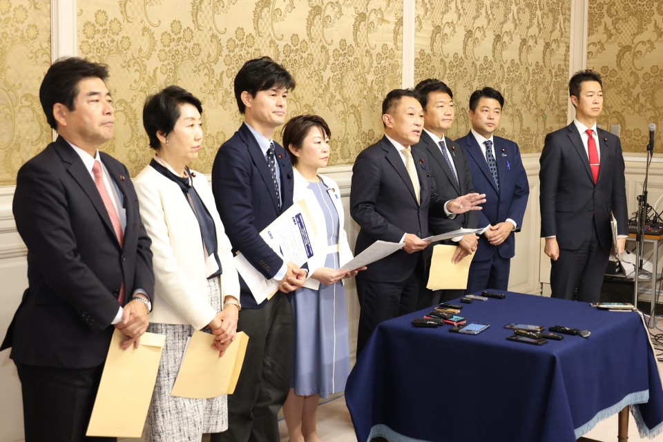 法案提出後、記者団の取材に応じる議員ら 井坂信彦 中島克仁 柚木道義 早稲田ゆき 山井和則