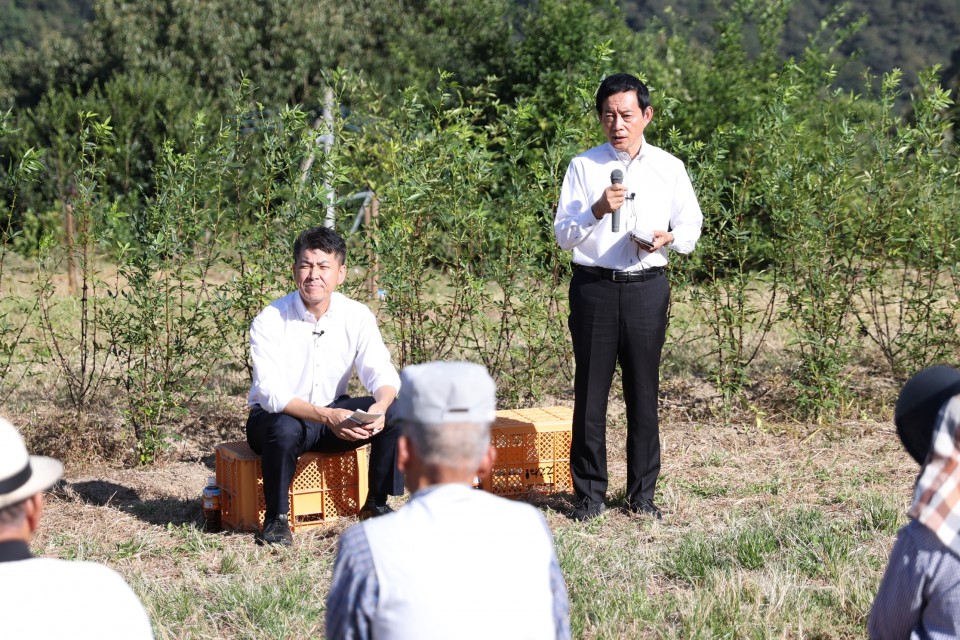 話をする広田一さん(右) 泉健太 広田一