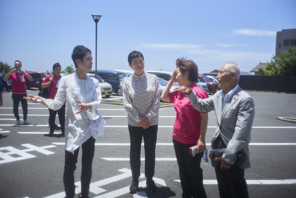 大島医療センターで話を聞く辻元代表代行ら 蓮舫 辻元清美 あべ祐美子