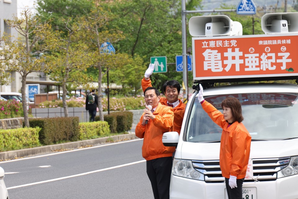 支援を訴える、篠原豪、桜井周両衆院議員、白石恵子県議(左から) 20240423_114248_rez.JPG 亀井亜紀子