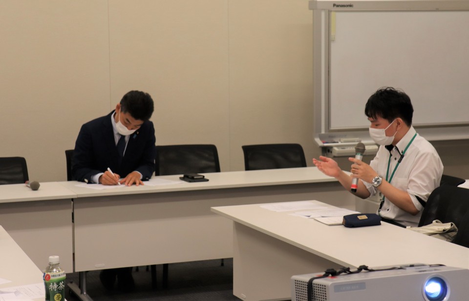 わかもの身勝手ビジョンの内容説明をする佐々木涼太さん(右) IMG_7815.jpg