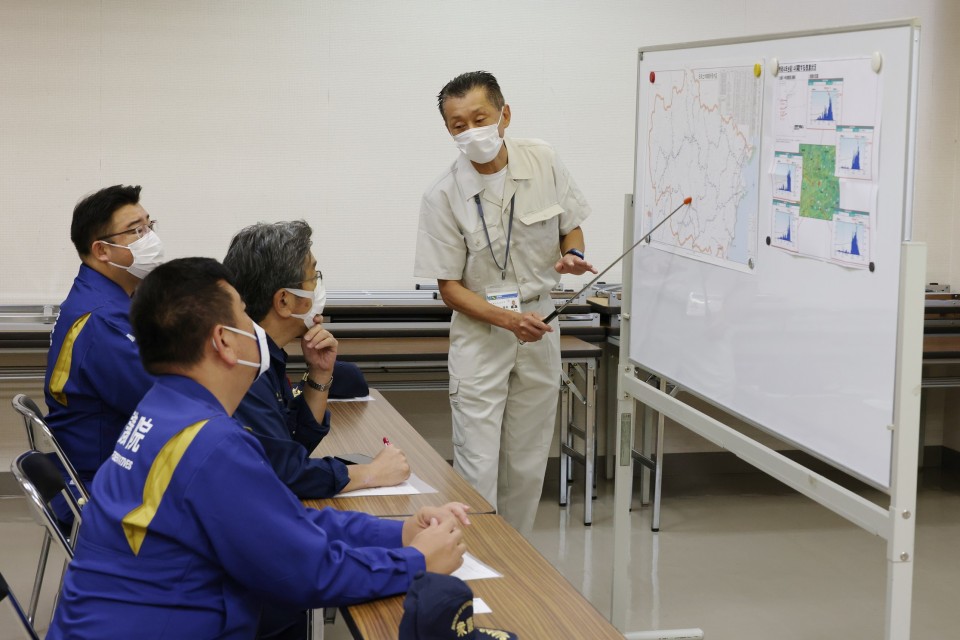 平部所長から説明を受ける議員ら 20220930_090336_re_rez.JPG