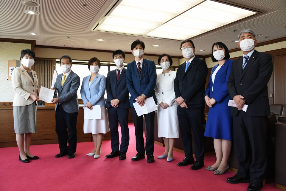 左から上川法務大臣、真山部会長、1人おいて ★20210331 115249.JPG