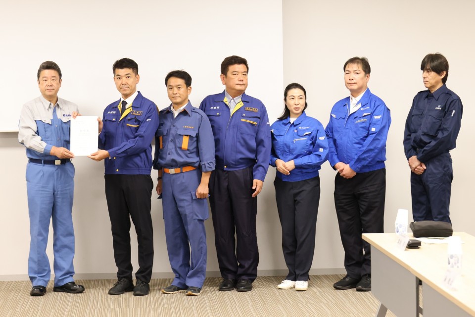 大部市長から要望書を受け取る泉代表ら 泉健太 森山浩行 青山大人 小沼巧 玉造順一 設楽詠美子 石松俊雄