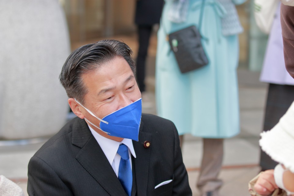 演説前、集まった有権者らにあいさつする福山幹事長 IMG_7614_1.JPG