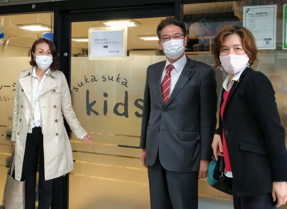 左から、野田、柳瀬、佐々木各県議とインクルーシブ学童施設前で DSC_1993.jpg