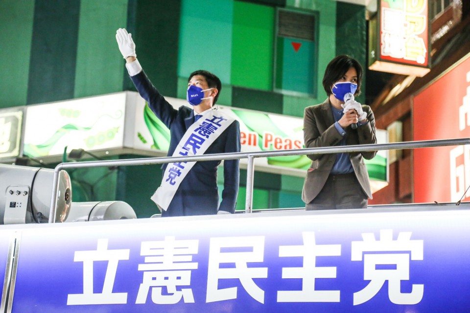 司会を務めた比例東京の高松智之(たかまつ・さとし)候補、北出美翔(きたで・みか)候補 LINE_ALBUM_211030_4.jpg