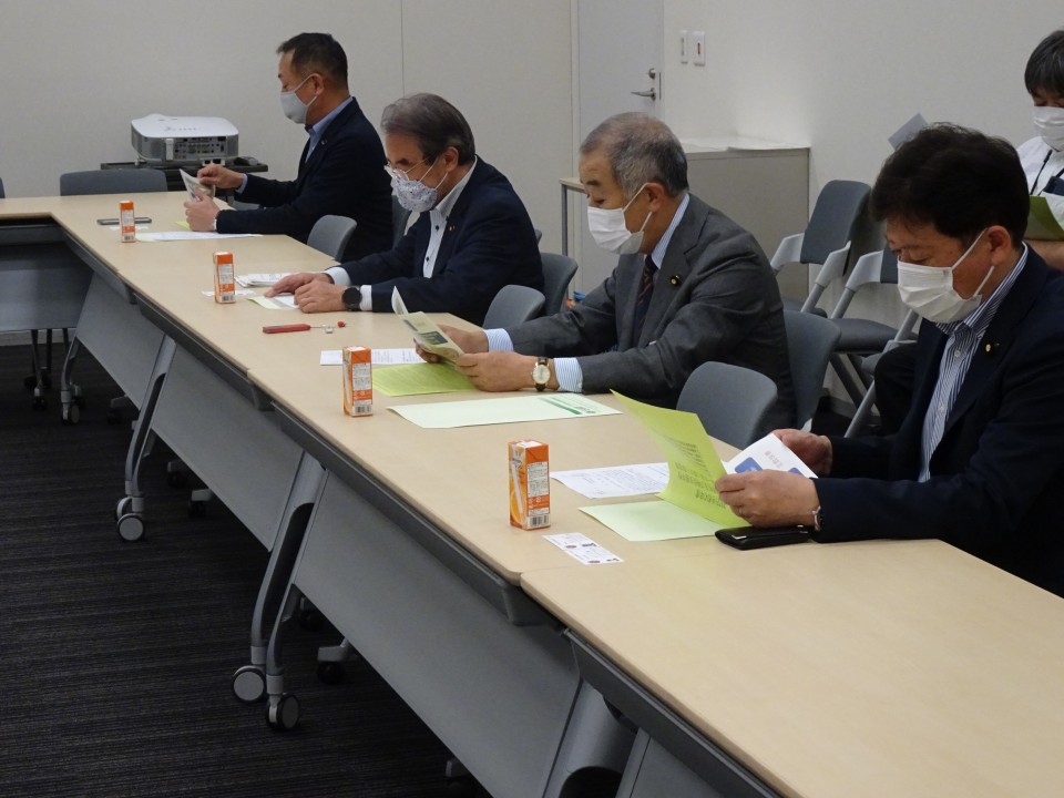 左から斎藤嘉隆文部科学部会長、企業・団体交流委員会近藤昭一委員長、江崎孝委員長代理、森屋隆次長 DSC01812.JPG
