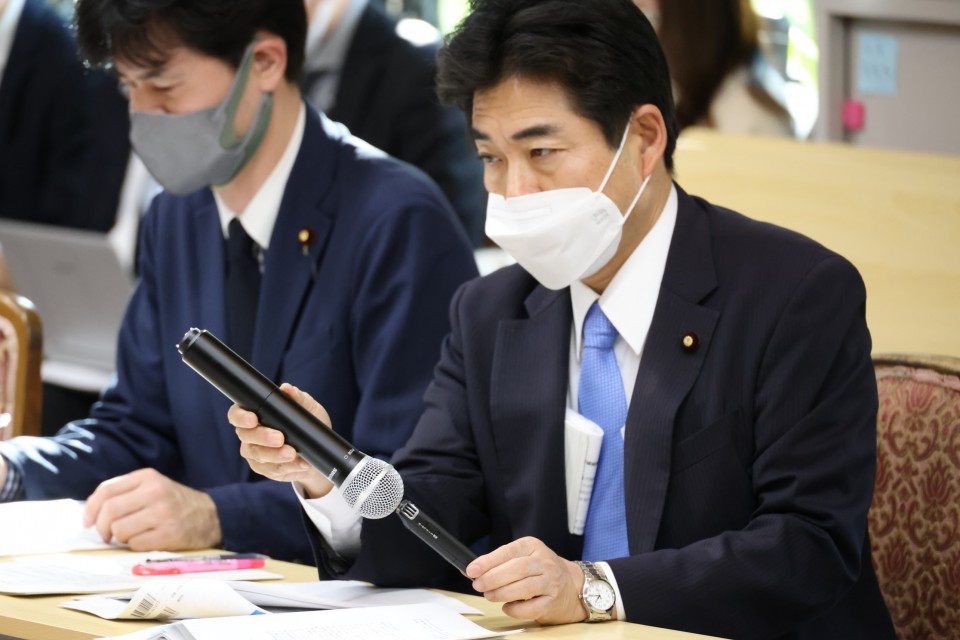 養子の元2世信者の方の音声を紹介する山井議員 20221118_131713_01_re_rez.JPG