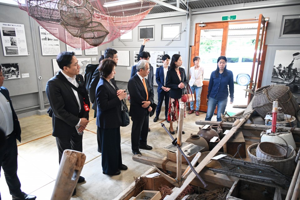 水俣病歴史考証館を見学する党視察団 環境部門 水俣病 近藤昭一 田島麻衣子