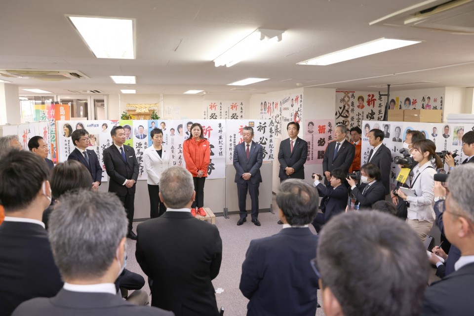 街頭演説に先立ち行われた出発式の様子 亀井亜紀子 辻元清美 石橋通宏 福山哲郎