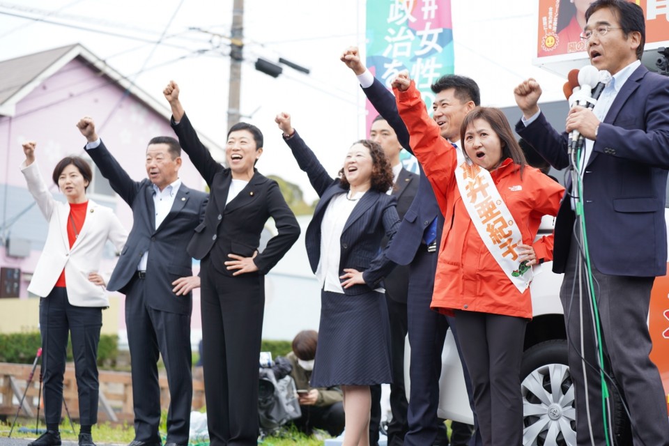 松江テルサの前に行われたプラーナ(安来市)での街頭演説の様子 松江テルサの前に行われたプラーナ(安来市)での街頭演説の様子 泉健太 亀井亜紀子 芳野智子会長 辻元清美 石垣のりこ