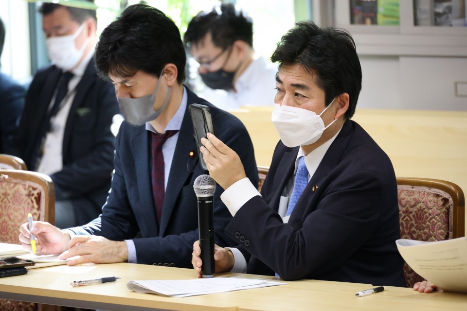 電話で参加した鈴木さんの音声を拾う山井議員 20221021_131158_01_rez.JPG