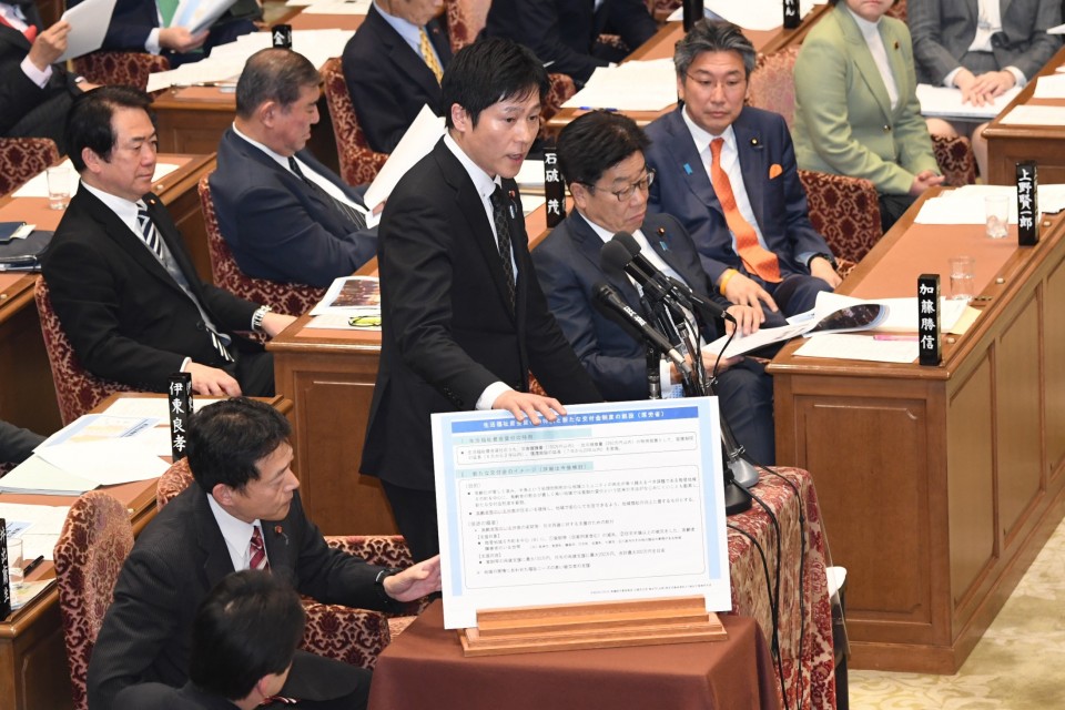 衆院予算委員会 梅谷守