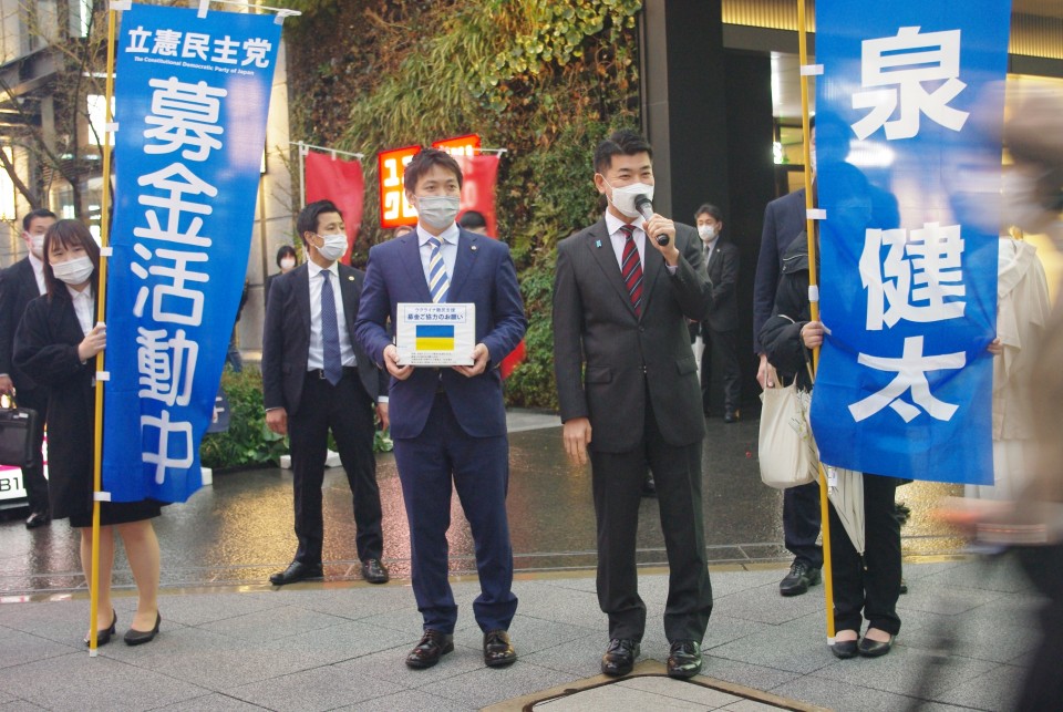 JR大阪駅前でウクライナ支援募金を呼び掛ける泉代表 IMGP4921.JPG