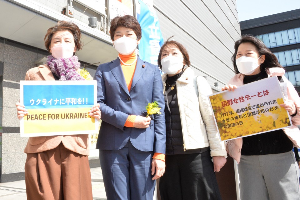 北九州地区での街頭活動では、森本由美、小宮敬子、森結実子各北九市議が8日の国際女性デーのアピールも行いました。 DSC_8495women.jpg