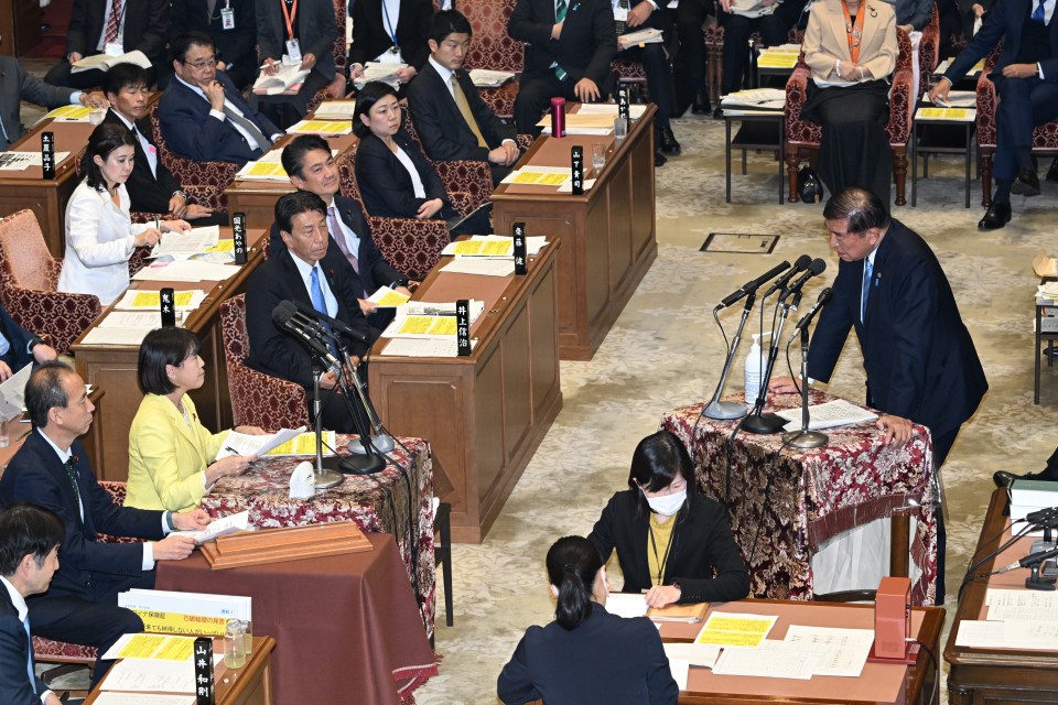 衆院予算委員会 岡本あき子