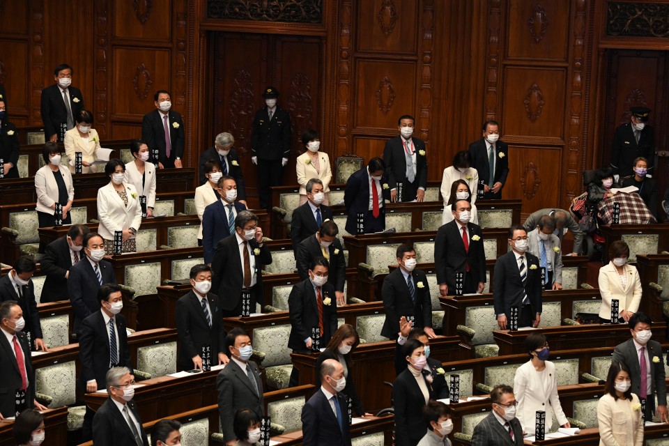 森前会長の発言に抗議の意を示し、衆参両院で女性議員は白いジャケット(※)を着用。男性議員は白いバラを胸ポケットに挿して出席した。(写真は2月10日の参院本会議)※白い服は20世紀初めの女性参政権運動のシンボルカラー 20210210 100727.JPG