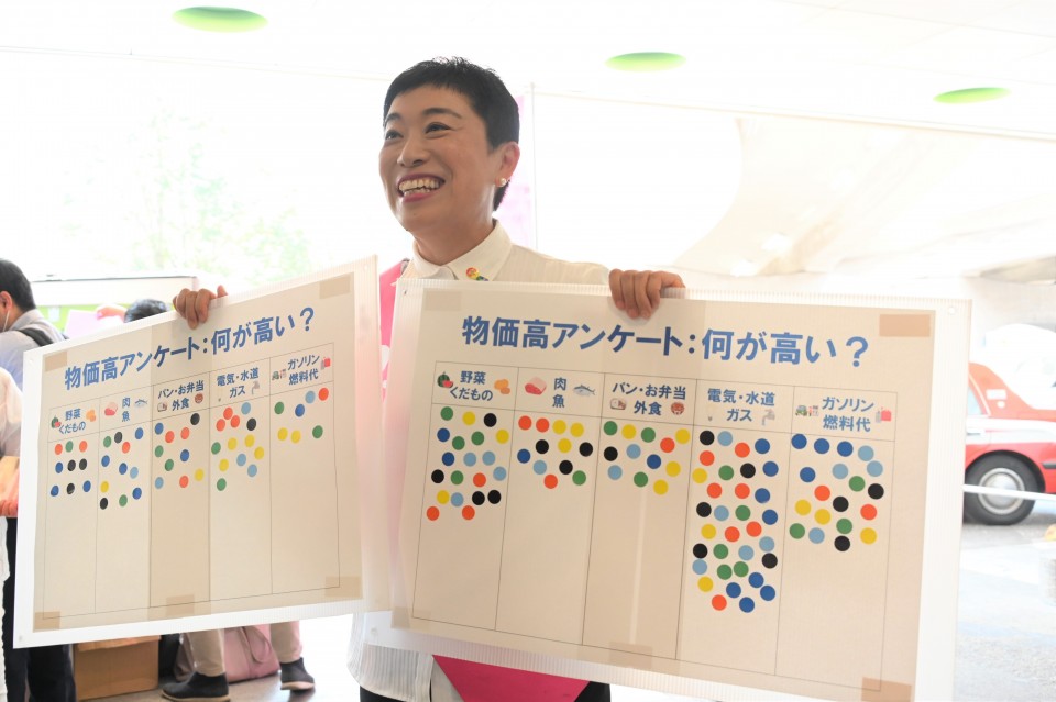 記者団の取材に応えるつじもと候補 20220628_135927shuzai.jpg