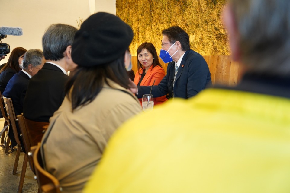 亀井亜紀子 長妻昭