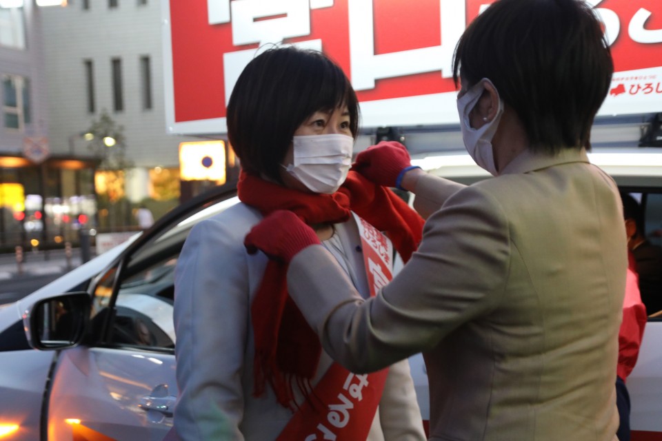 森ゆうこ参院幹事長にマフラーを巻いてもらう宮口候補。17日間を乗り切るには「腹式呼吸で」とアドバイスももらった。 122A0114mori.jpg