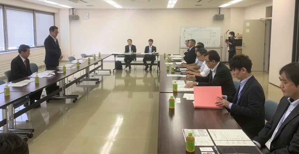 JR函館本線沿線自治体〔木古内町〜長万部町〕との意見交換会であいさつする伴野座長 写真③JR函館本線沿線自治体〔木古内町〜長万部町〕との意見交換会で挨拶する伴野座長.jpg 伴野豊