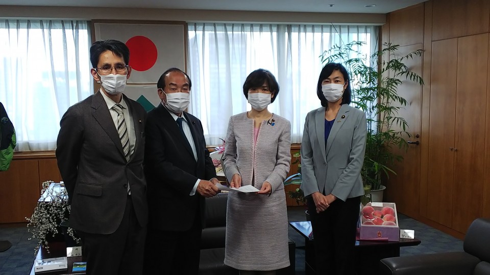 左から階議員、生方議員、環境副大臣、金子議員 DSC_0681.JPG