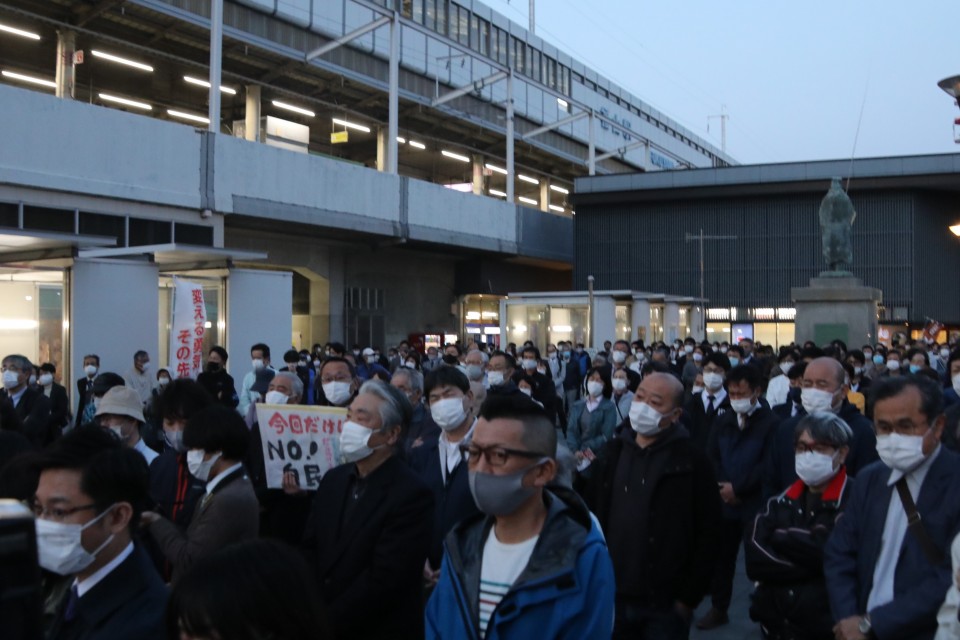 JR福山駅前には、演説を聴き入る多くの人が集まった。 122A0067fukuyama.jpg
