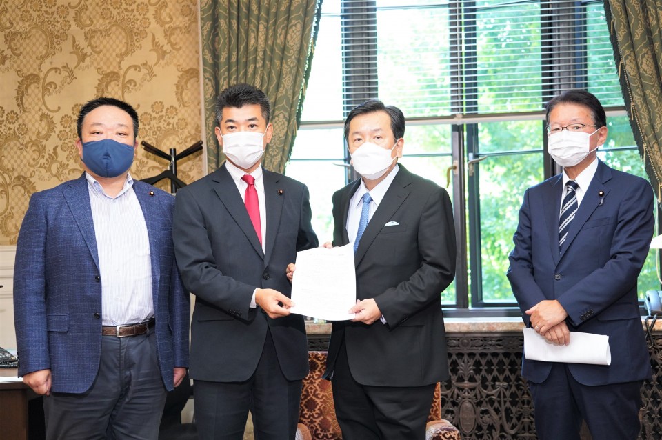 緊急提言を枝野幸男代表に手交(左から岡本充功政務調査会長代理、泉健太政務調査会長、枝野代表、長妻昭厚生労働部会長) DSC00461_20210910_3141.JPG