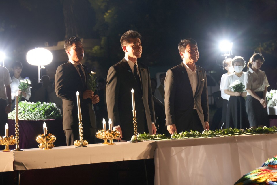 長崎原爆殉難者慰霊祭で献花する泉代表(中央)と山田衆院議員(左) 長崎原爆殉難者慰霊祭で献花する泉健太と山田勝彦