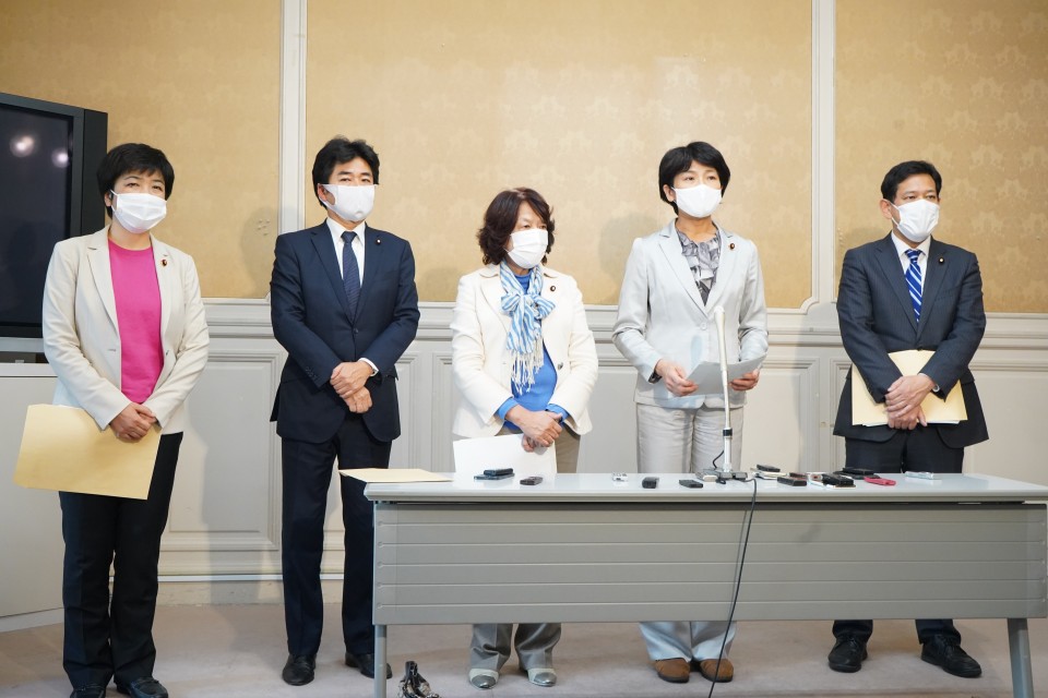法案提出後の会見。左から尾辻、山井、阿部、西村各議員 20201113 123438.JPG