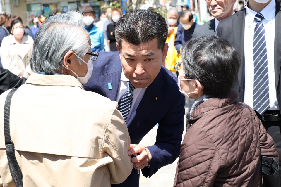 聴衆の話に耳を傾ける泉代表(垂水駅西口前広場) 20230408_123407_02_rez.JPG