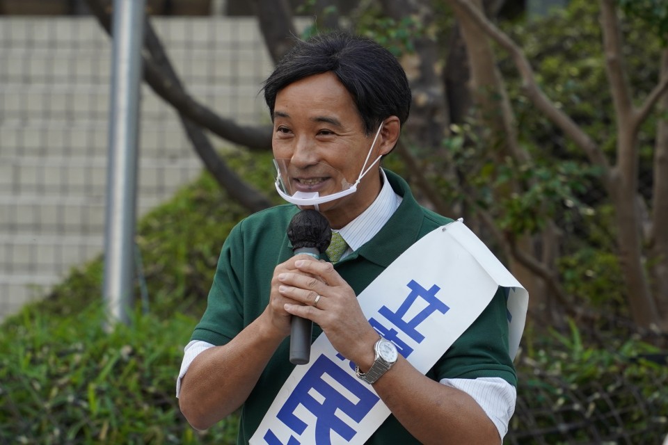 JR東戸塚駅西口広場で演説する山崎議員 DSC03160_re_rsz.JPG