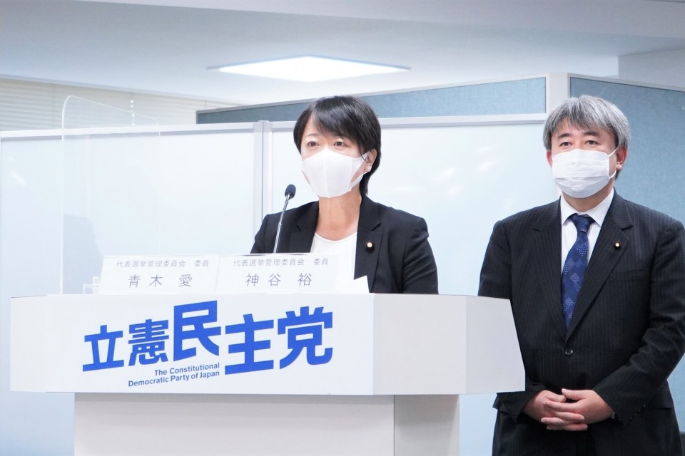 代表選挙管理委員の青木愛参院議員(左)と神谷裕衆院議員 DSC05932_20211125_8332.JPG