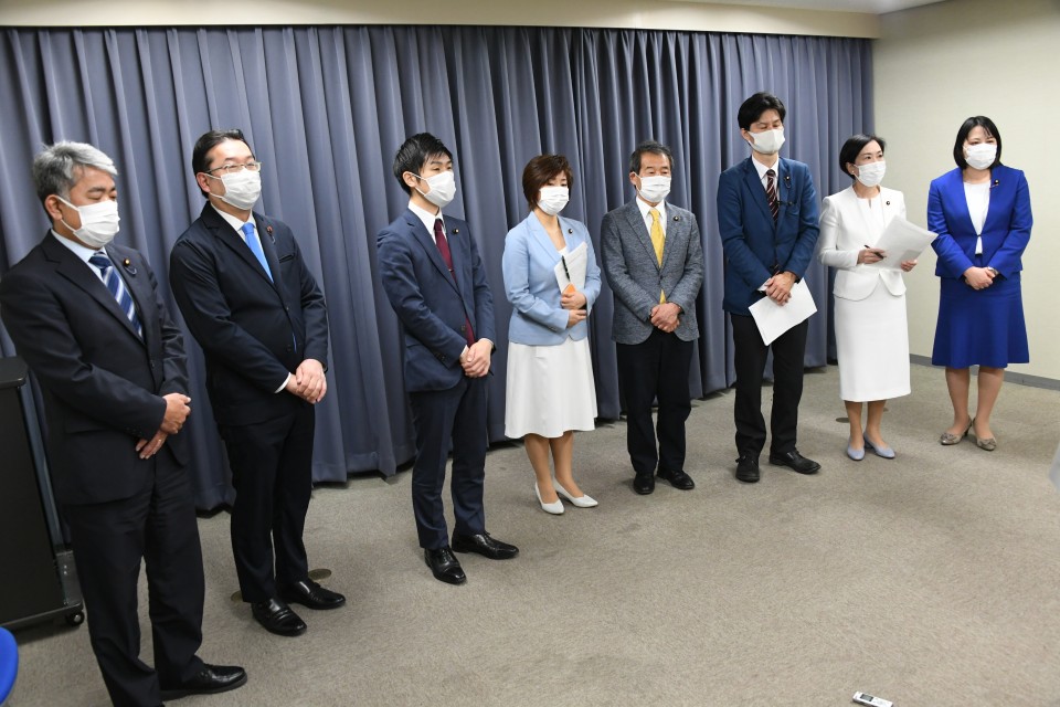 法務大臣への申し入れ後、記者団に報告。左から屋良、吉田衆院議院、1人おいて宮沢部会長、真山部会長、柚木副部会長 ★20210331 121546.JPG