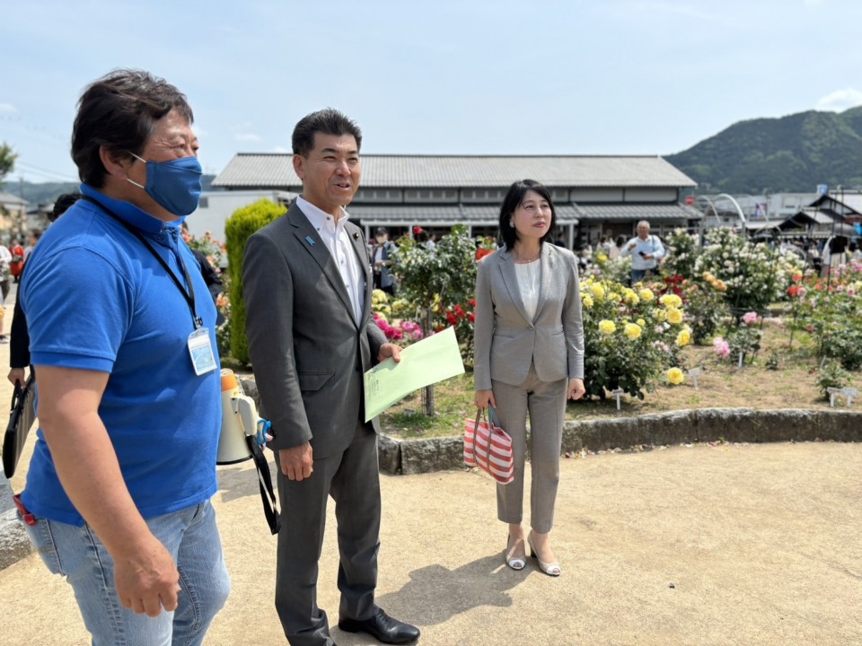 綾部バラ園 泉健太 山本わかこ