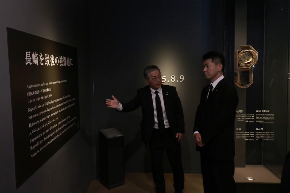 長崎原爆資料館で説明を受ける泉代表 長崎原爆資料館で説明を受ける泉健太