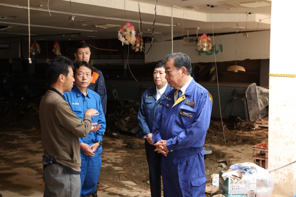 土砂が流れ込んだスーパー内で話を聞く野田代表ら 野田佳彦 近藤和也 辻元清美