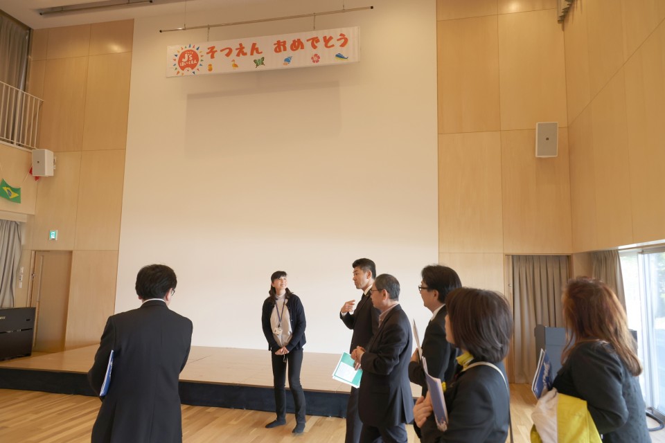 卒園式の準備が行われている多目的スペースを視察する泉代表ら 東日本大震災 泉健太