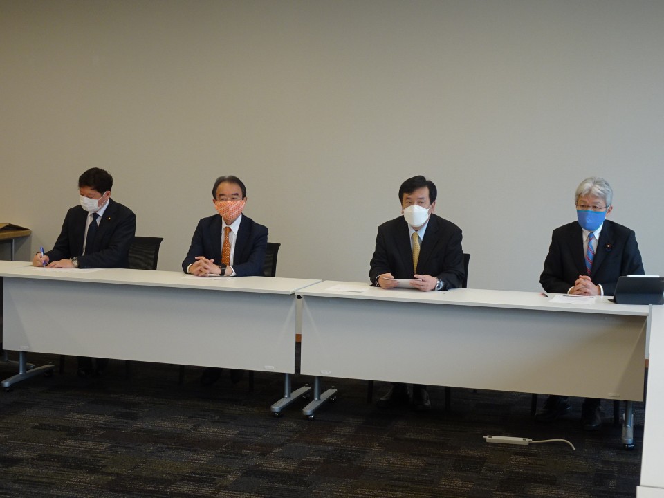 左から、森屋隆企業・団体交流委員会副委員長、近藤昭一同委員長、枝野幸男代表、逢坂誠二新型コロナウィルス感染症対策本部長 DSC01491.JPG
