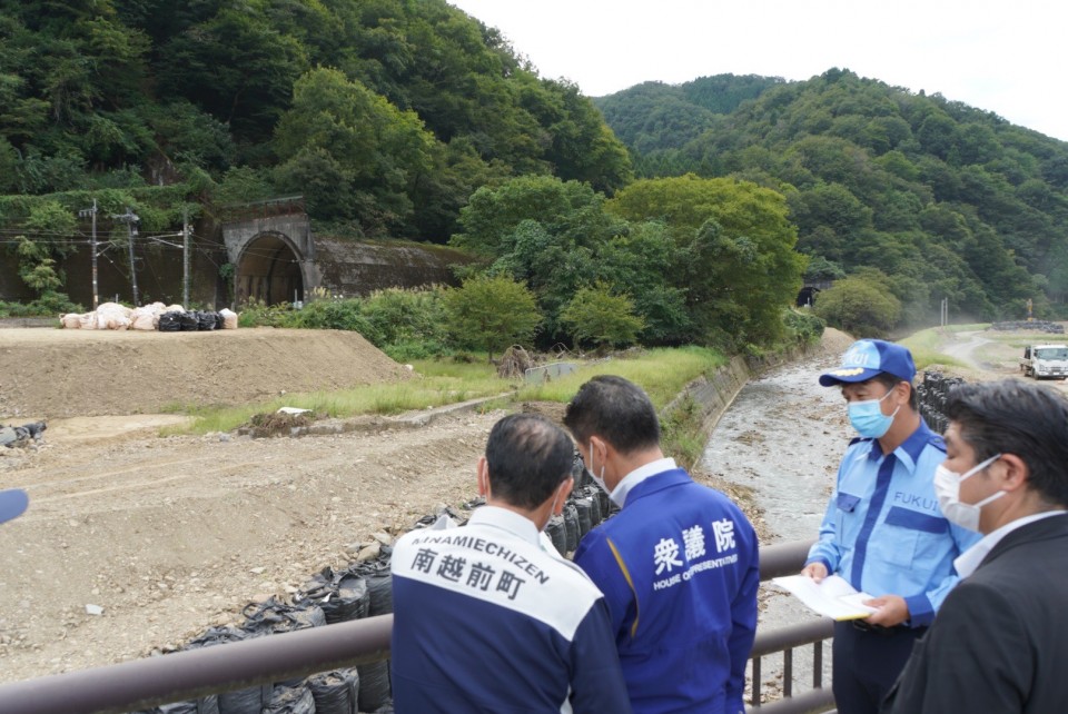 JR南今庄駅付近、土砂が流入した北陸線の線路の様子を視察する泉代表 S__257425421.jpg