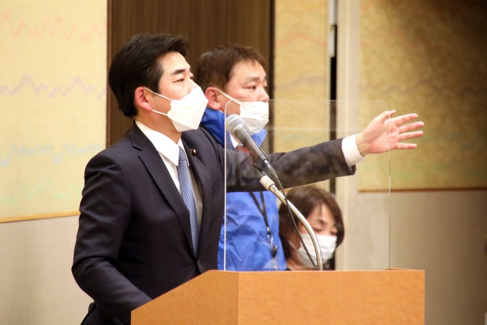 対話集会で司会を務める山井和則衆院議員 20220313_170707_02_re_rez.JPG